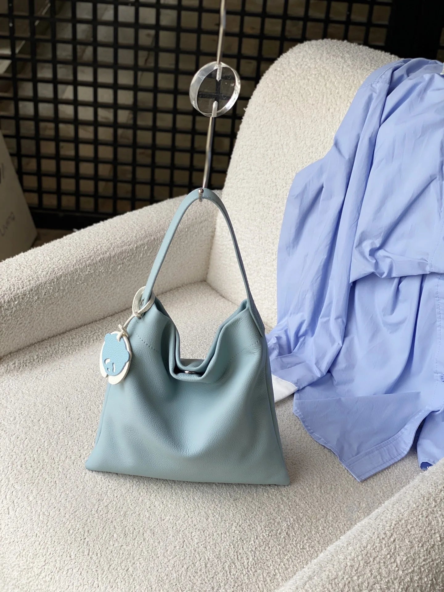 2025 Minimalist Casual Niche Fashion Women's Leather Bucket Bag Single Shoulder Crossbody Strap for Evening Use