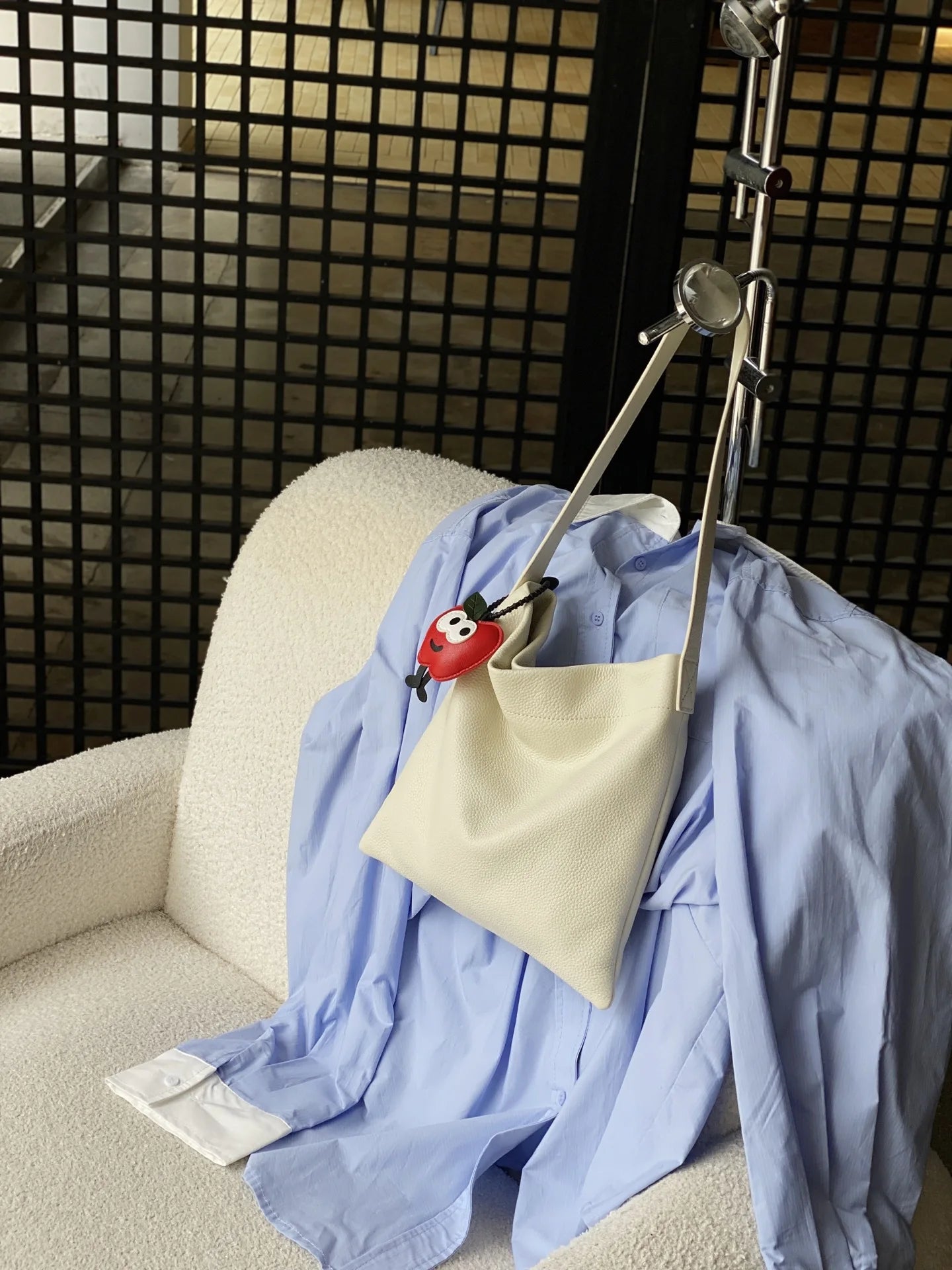 2025 Minimalist Casual Niche Fashion Women's Leather Bucket Bag Single Shoulder Crossbody Strap for Evening Use
