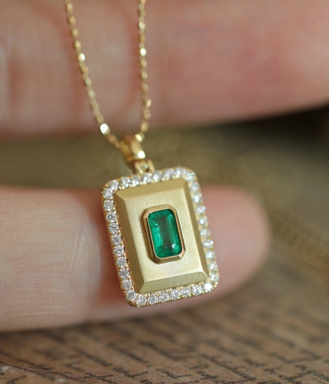 2025 18K Solid Gold Classic Rectangle Square Green Natural Emerald Diamond Gemstone Pendant Fine Jewelry for Women Girls' Party