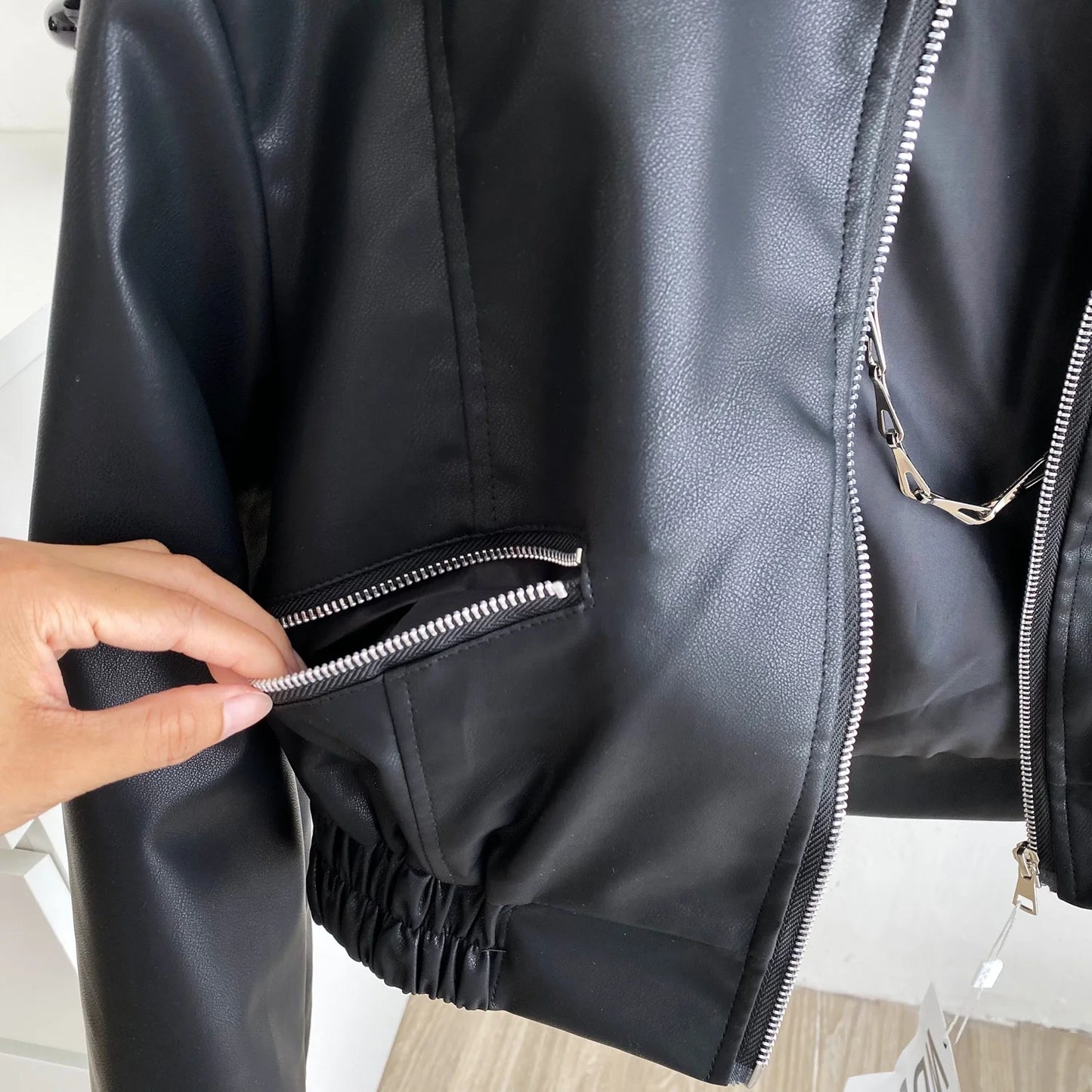 2025 Autumn New Zipper Women's Motorcycle Short Padded Shoulder Jacket Female Long Sleeve Leather Coat