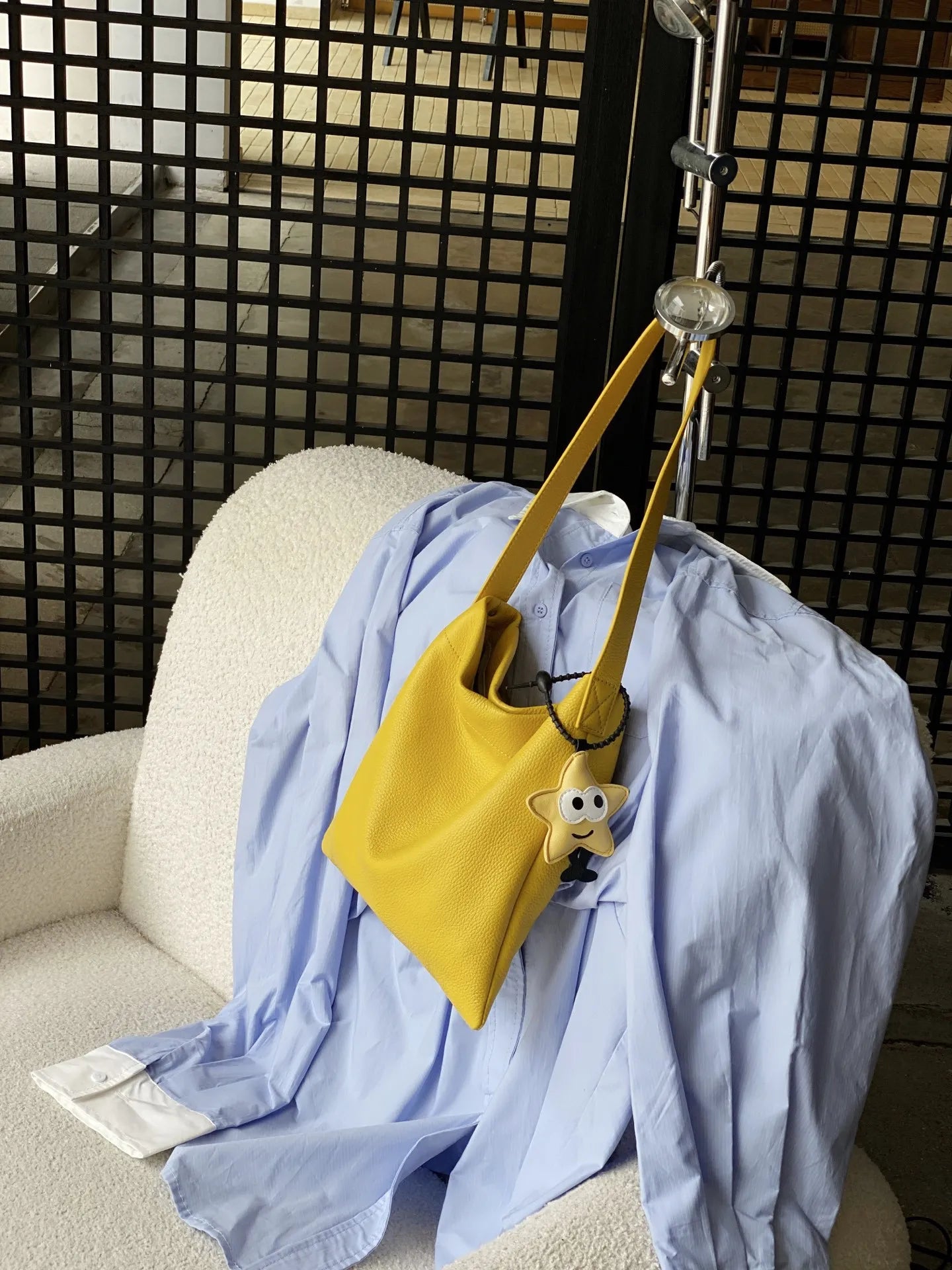 2025 Minimalist Casual Niche Fashion Women's Leather Bucket Bag Single Shoulder Crossbody Strap for Evening Use