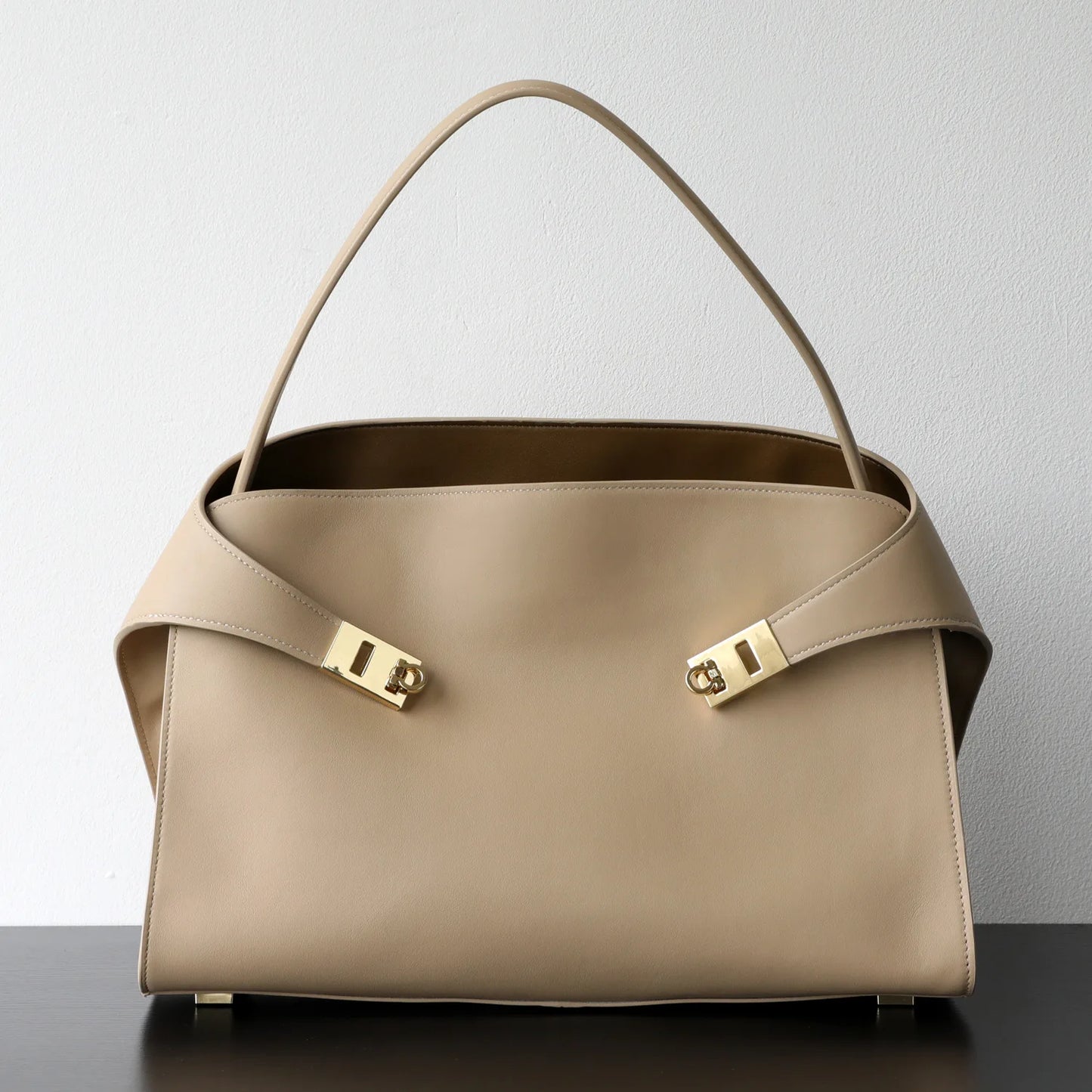 2025 Luxury Casual Tote Handbag for Women Durable Designer Lock Closure Portable Tote Bag