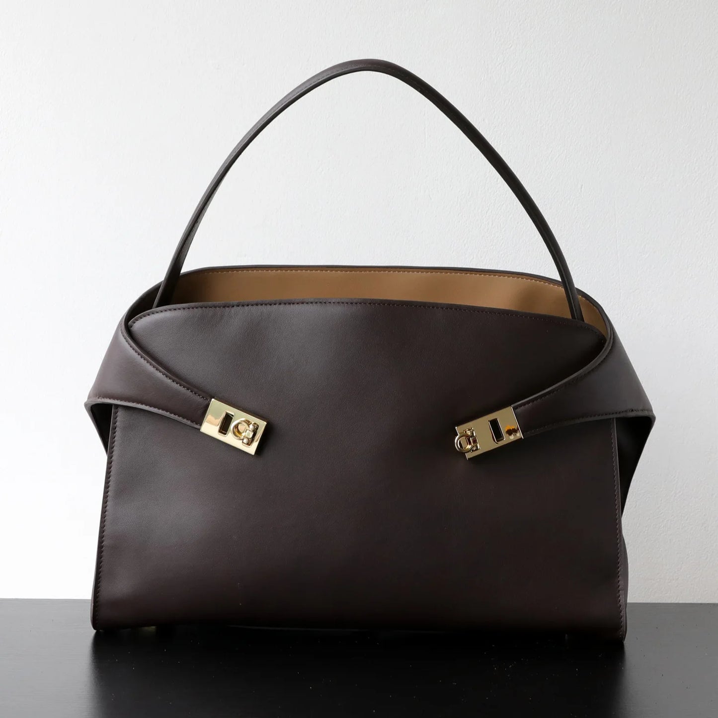 2025 Luxury Casual Tote Handbag for Women Durable Designer Lock Closure Portable Tote Bag