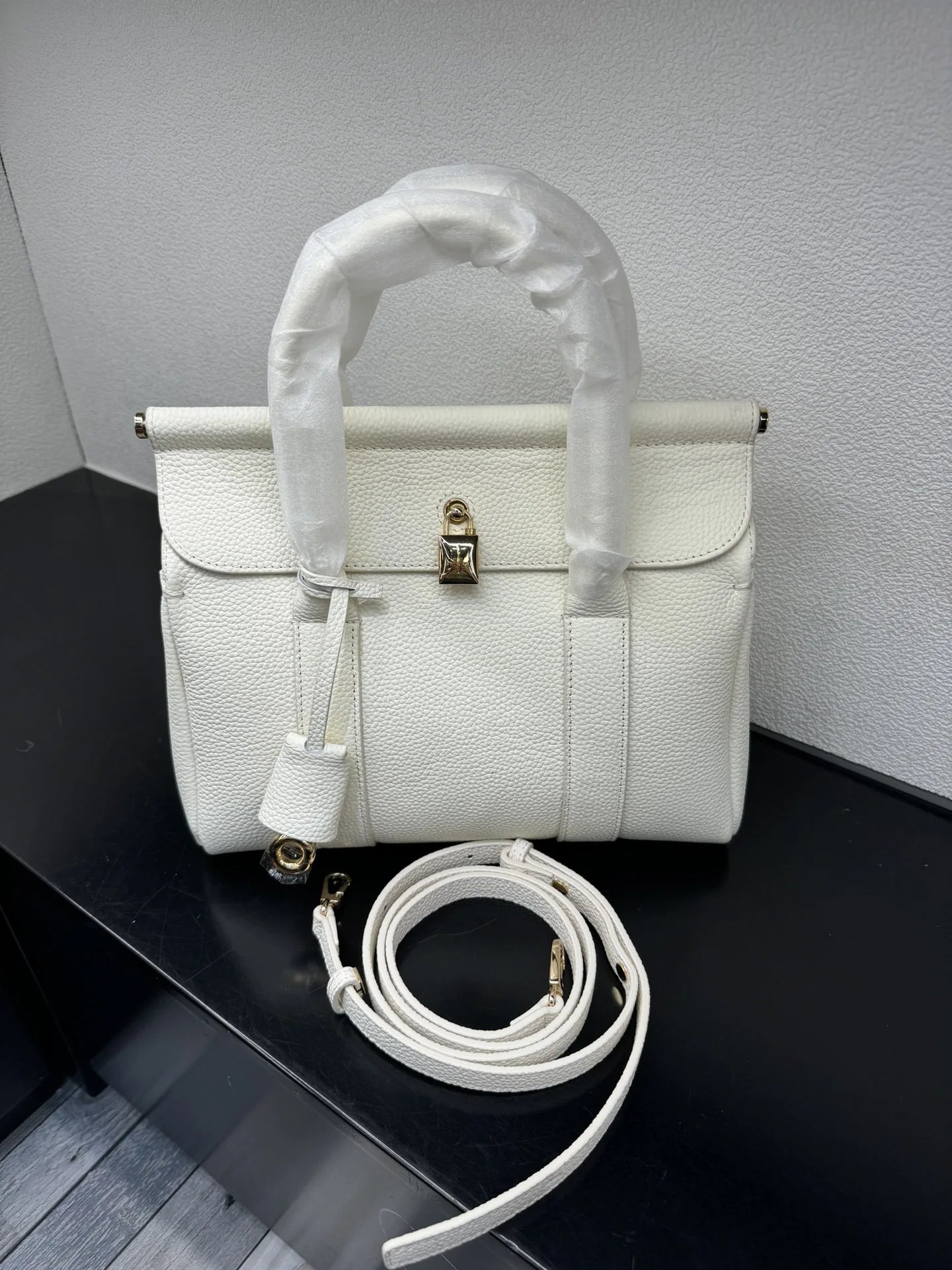 2025 Luxury Large Capacity Tote Bag for Women LP Natural Cowhide Two Versatile Zipper Handbag for Travel Commuting Leather