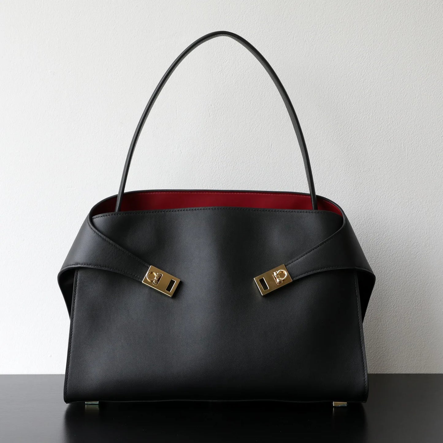 2025 Luxury Casual Tote Handbag for Women Durable Designer Lock Closure Portable Tote Bag