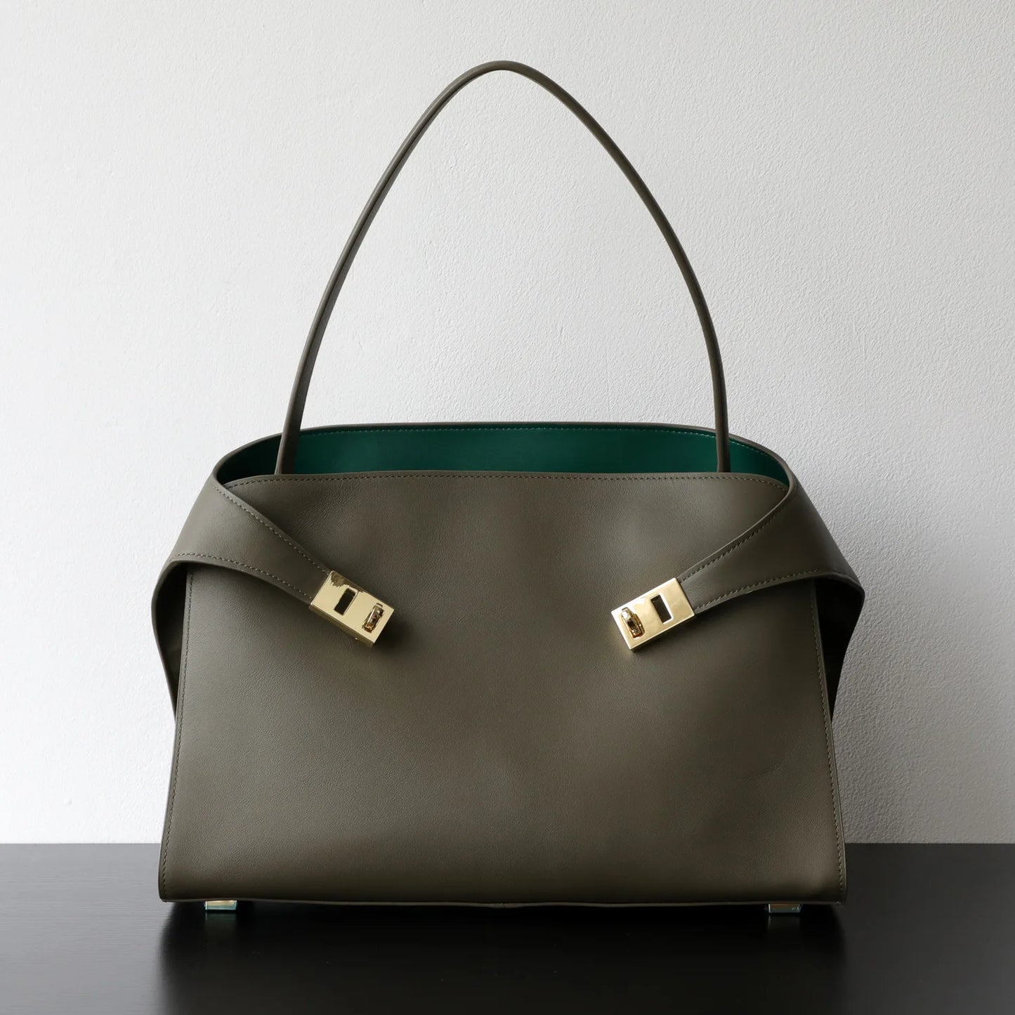 2025 Luxury Casual Tote Handbag for Women Durable Designer Lock Closure Portable Tote Bag